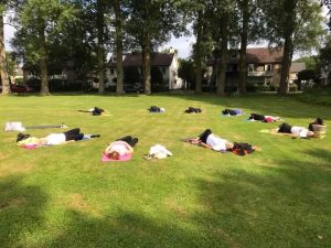 Buitenyoga op het gras met Let's yoga Oisterwijk