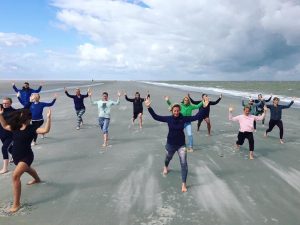 Let's yoga Oisterwijk op locatie aan het strand