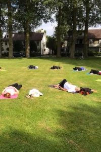 Buitenyoga op het gras met Let's yoga Oisterwijk